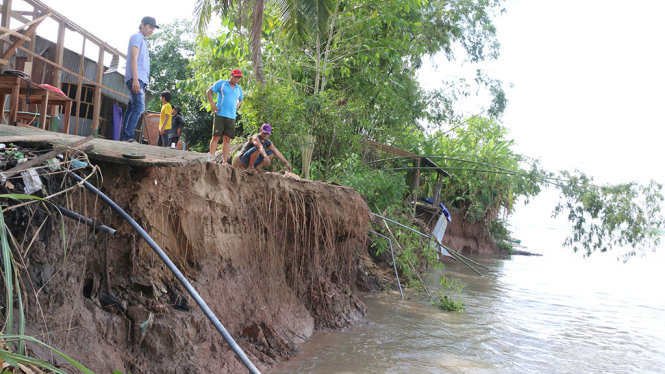 Nhiều nhà dân ở xã Bình Thành thuộc khu vực sạt lở phải di dời khẩn cấp -
 Ảnh: PHÚC ĐIỀN