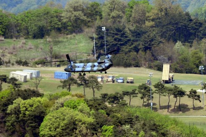 Hệ thống phòng thủ tên lửa THAAD của Mỹ xuất hiện tại thành phố Seonjgu, Hàn Quốc ngày 26-4 - Ảnh: Reuters