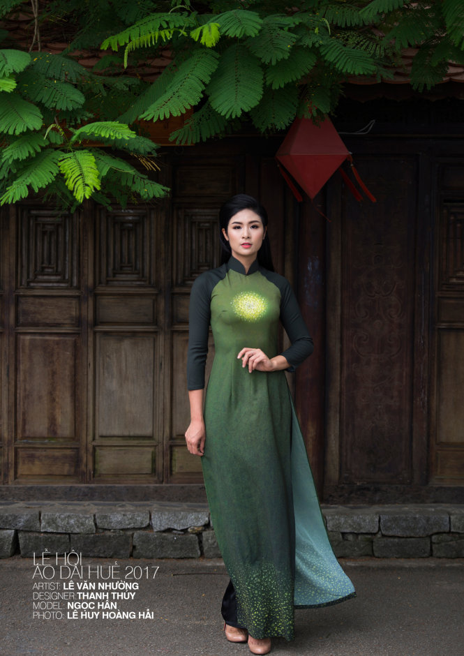 Bộ áo dài của nhà thiết kế Thanh Thúy từ chất liệu tranh của họa sĩ Lê Văn Nhường. 
									Ảnh: Lê Huy Hoàng Hải
