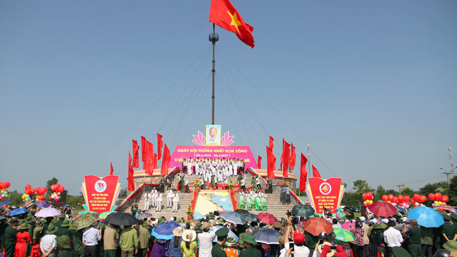 Lá cờ được kéo lên kỳ đài tại bờ bắc sông Bến Hải trong tiếng nhạc trầm hùng của bản Quốc ca sáng 30-4 - Ảnh: QUỐC NAM