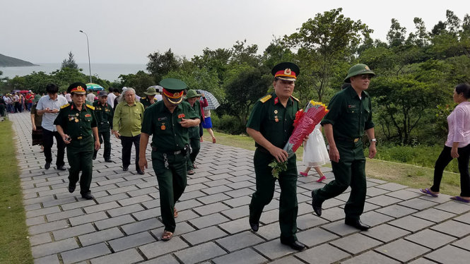 Dòng người nườm nượp về viếng mộ Đại tướng Võ Nguyên Giáp dịp lễ 30-4-2017 -  Ảnh: QUỐC NAM