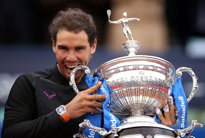 Nadal nâng cao chức vô địch Giải quần vợ Barcelona mở rộng 2017. Ảnh: REUTERS