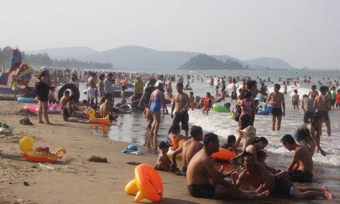 Bãi biển Cửa Lò, Nghệ An đón một lượng du khách lớn trong ngày 1-5 - Ảnh: Doãn Hòa