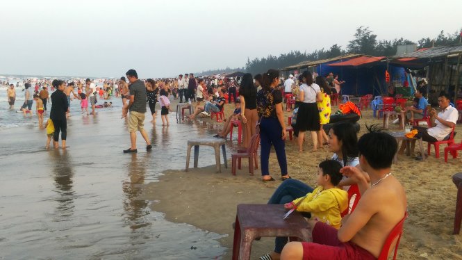 Nhiều người dân đã không còn lo ngại khi tới các bãi biển của Hà Tĩnh trong dịp lễ này - Ảnh: Văn Định