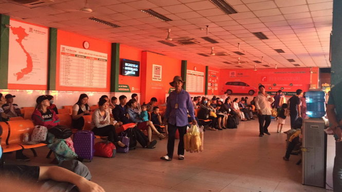 Nhà chờ của hãng xe Phương Trang đi các tỉnh miền Tây vẫn còn nhiều hành khách sáng 1-5 - Ảnh: Thu Dung