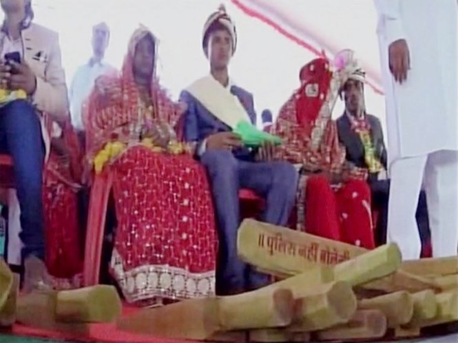 Các cặp đôi trong lễ cưới tập thể bên món ‘quà cưới’ đặc biệt của vị quan chức bang Madhya Pradesh - Ảnh: ANI