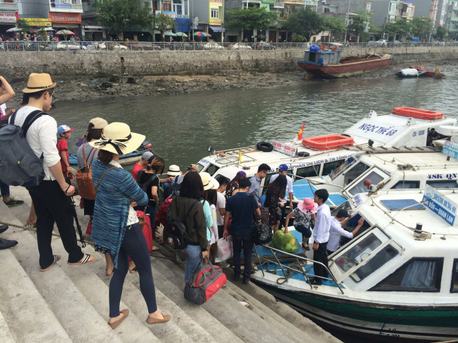 Du khách xuống tàu ở cảng Cái Rồng để ra các đảo thuộc huyện Vân Đồn, huyện Cô Tô trong dịp nghỉ lễ - Ảnh: Hằng Ngần