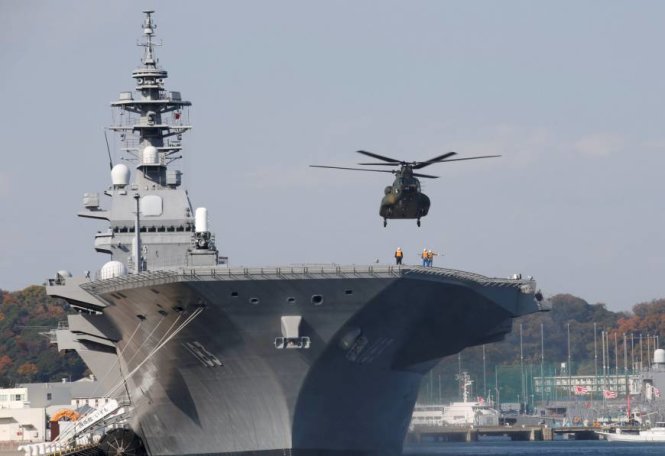 Một chiếc trực thăng hạ cánh xuống boong tàu Izumo của lực lượng phòng vệ biển Nhật Bản tại căn cứ Yokosuka ở tỉnh Kanagawa tháng 12 năm ngoái - Ảnh: Reuters
