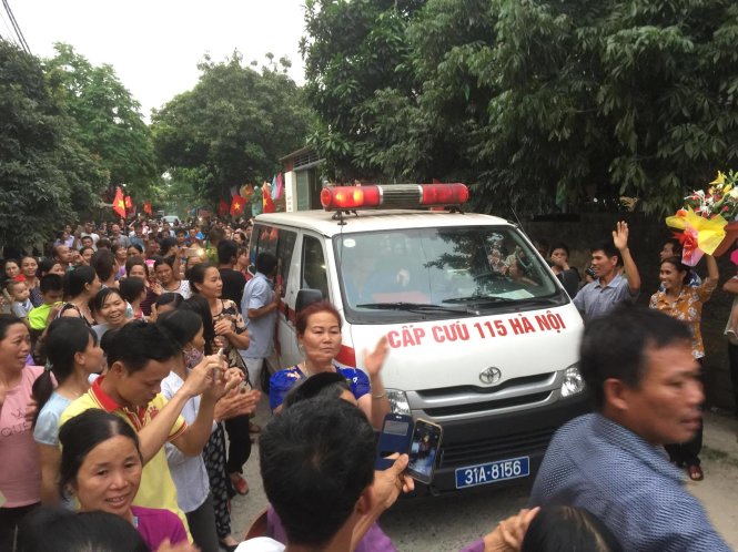 Cụ Kình đã về làng trong sự chào đón của người dân - Ảnh: Nguyễn Khánh
