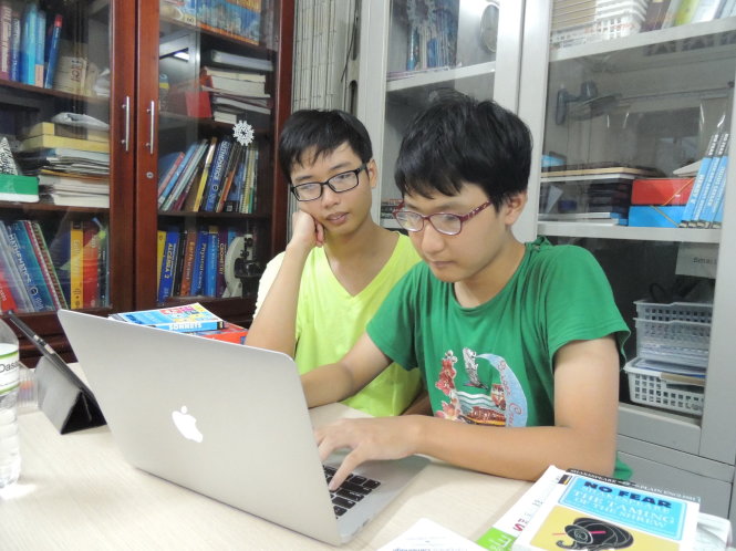 Hai anh em Đặng Nhật Anh (trái) và Đặng Thái Anh cùng học tiếng Anh tại nhà Ảnh: NHƯ HÙNG