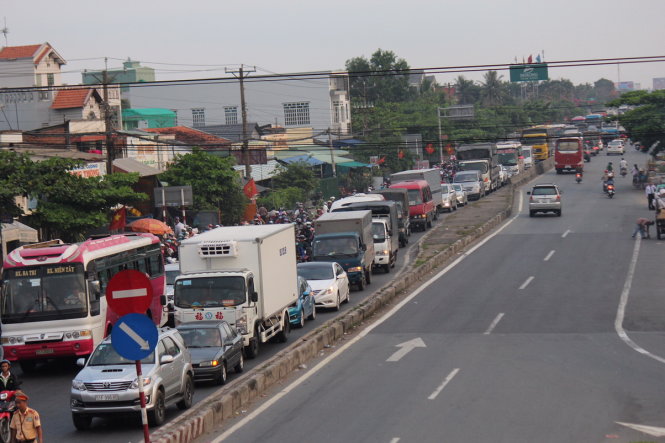 Dòng xe kéo dài trên quốc lộ 1, đoạn qua tỉnh Tiền Giang, hướng từ Miền Tây đi TP. HCM vào chiều 2-5 - Ảnh: MẬU TRƯỜNG
