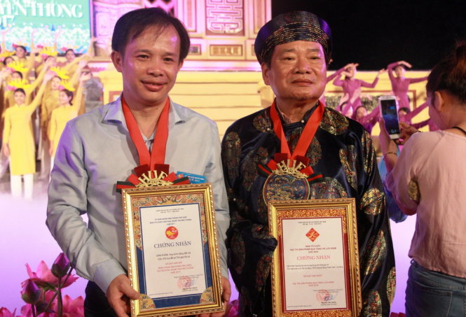 2 nghệ nhân được trao bằng chứng nhận đạt giải cuộc thi bình chọn sản phẩm nghề thủ công truyền thống trong Festival Nghề truyền thống Huế 2017- Ảnh: NHẬT LINH
