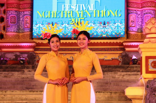 Hoa hậu Ngọc Hân (trái) và Á hậu Thanh Tú tại lễ bế mạc - Ảnh: NHẬT LINH