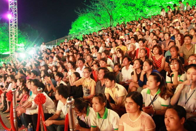 Rất đông người dân xứ Huế đến dự lễ bế mạc Festival Nghề truyền thống Huế 2017 - Ảnh: NHẬT LINH