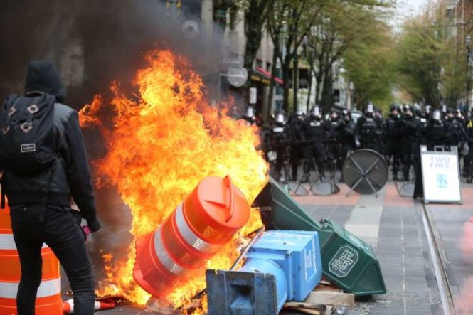 Cảnh sát đang tìm cách giải tán người biểu tình ở Portland, Oregon Mỹ ngày 1-5 - Ảnh: MSN
