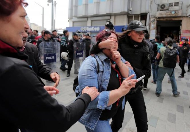 Một người biểu tình bị bắt ở Istanbul, Thổ Nhĩ Kỳ hôm 1-5 - Ảnh: REUTERS