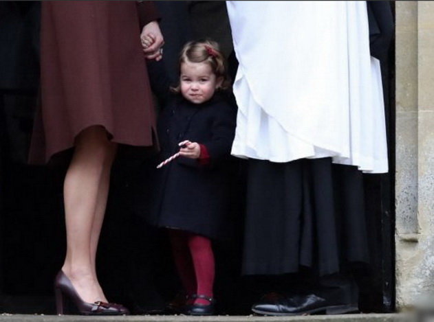 Tiểu công chúa Charlotte được nhìn thấy bên mẹ khi đi lễ nhà thờ vào Giáng sinh 2016 - Ảnh: WPA