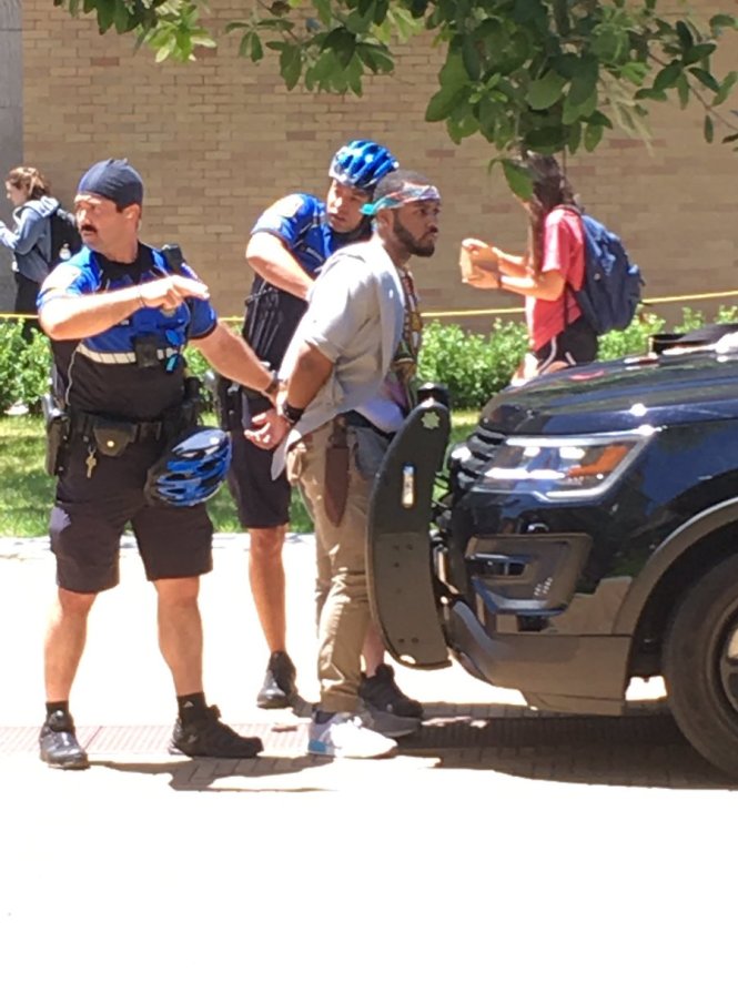 Ảnh: Cảnh sát bắt giữ nghi can đâm 4 sinh viên tại trường đại học Texas ở Austin - Ảnh: từ Twitter