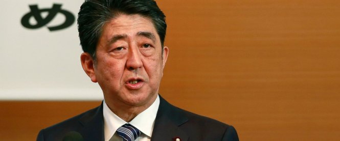 Thủ tướng Nhật Bản Shinzo Abe phát biểu trong chương trình vận động thường niên về việc thay đổi hiến pháp do các nghị sĩ đảng cầm quyền ở Nhật tổ chức tại Tokyo ngày 1-5 - Ảnh: AP