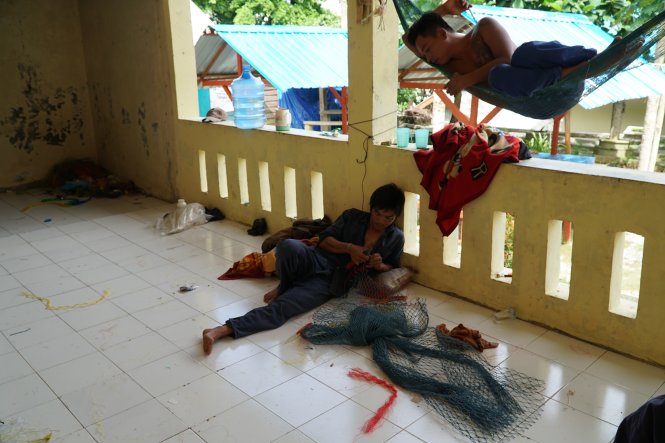 Ngư dân VN bị tạm giam ở Tiga dùng lưới đánh cá làm võng ngủ - Ảnh: L.N.