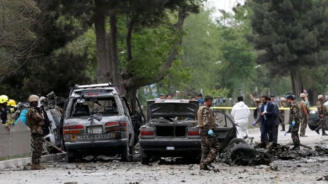 Xe hơi bị phá hủy sau vụ nổ - Ảnh: REUTERS