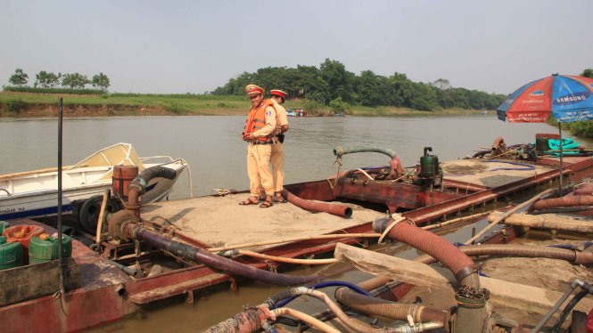 Tàu khai thác cát trái phép trên sông Mã, bị Công an huyện Vĩnh Lộc bắt giữ - Ảnh do Công an tỉnh Thanh Hóa cung cấp.