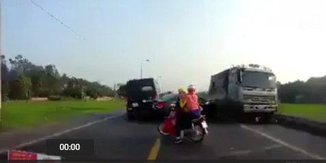Hình ảnh trích xuất từ video chiếc xe tải ngược chiều đã tông trực diện xe máy làm hai người chết tại chỗ
