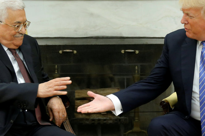 Tổng thống Mỹ Donald Trump (phải) bắt tay tổng thống Palestine Mahmoud Abbas tại Phòng Bầu dục ở Nhà Trắng ngày 3-5 - Ảnh: Reuters