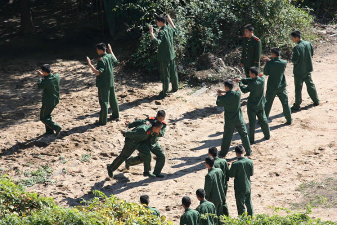 Các binh sĩ Trung Quốc đang thao luyện tại thành phố biên giới Dandong của Trung Quốc nằm đối diện với thành phố Sinuiju của Triều Tiên ở bên kia biên giới - Ảnh tư liệu: Korea Times