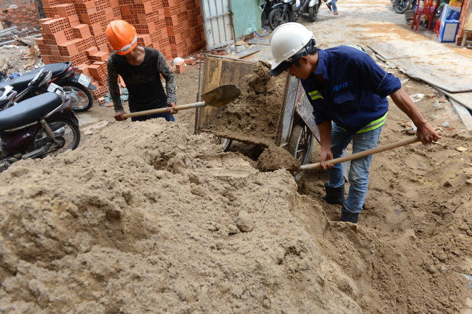 Giá cát xây dựng tăng khiến nhà thầu và chủ đầu tư lao đao - Ảnh: QUANG ĐỊNH