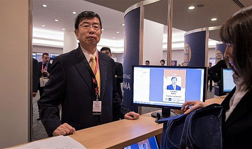 Chủ tịch ADB Nakao đăng ký làm thẻ tại Trung tâm Hội nghị ở Yokohama - Ảnh: ADB