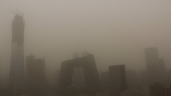Bắc Kinh chìm trong bão bụi ngày 4-5 - Ảnh: REUTERS