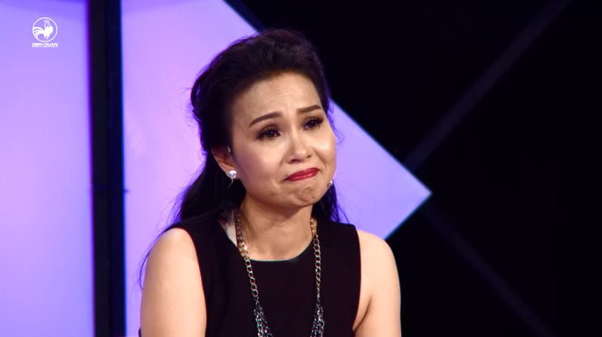 Cẩm Ly không nén được xúc động trước những hoàn cảnh khó khăn của chương trình.