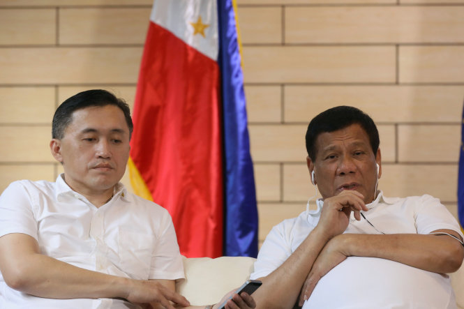 Tổng thống Philippines Rodrigo Duterte (phải) nói chuyện với Chủ tịch Trung Quốc Tập Cận Bình qua điện thoại tối 3-5 - Ảnh: Reuters