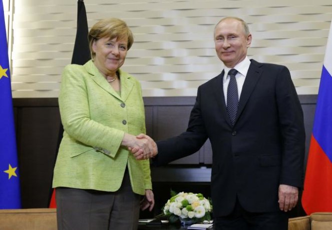 Thủ tướng Đức Angela Merkel và Tổng thống Nga Vladimir Putin trong cuộc gặp tại Sochi ngày 2-5 - Ảnh: Reuters