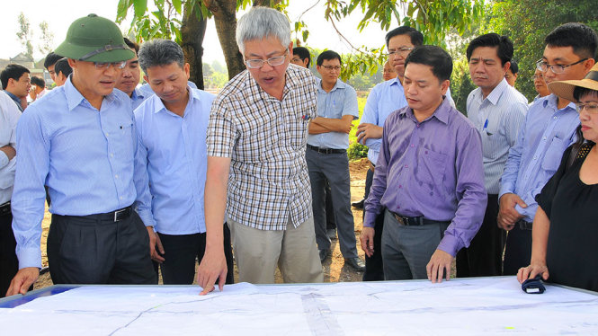 Ông Nguyễn Đức Kiên - phó chủ nhiệm Ủy ban Kinh tế Quốc hội, trưởng đoàn giám sát (áo sọc ca rô ở giữa) hỏi về dự án BOT đường chuyên dùng vận chuyển vật liệu xây dựng tại xã Phước Tân và Tam Phước (TP Biên Hòa) - Ảnh: A LỘC