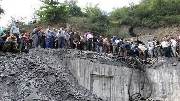 Mọi người tập trung bên ngoài khu mỏ xảy ra nổ - Ảnh: REUTERS