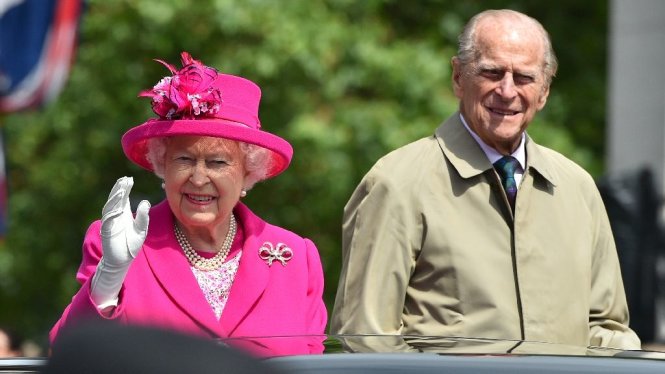 Nữ hoàng Anh Elizabeth II (trái) và phu quân, Công tước Philip trong một sự kiện năm 2016 - Ảnh: AFP