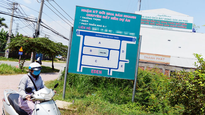 Quảng cáo mua bán nhà đất trên đường Nguyễn Duy Trinh, TP.HCMẢnh: Quang Định