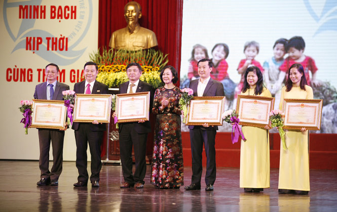 Bà Trương Thị Mai,Trưởng ban Dân vận Trung ương (đứng giữa) tặng bằng khen của Thủ tướng Chính phủ cho các cá nhân, tập thểcó những đóng góp ý nghĩa với sự nghiệp chăm sóc và bảo vệ trẻ em - Ảnh: NAM TRẦN