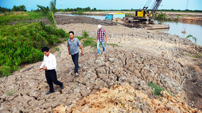Bãi tiếp nhận vật liệu thải, bùn, đất thuộc dự án chống ngập của Trung Nam Group gần cầu Rạch Rộp 1 trong Khu công nghiệp Hiệp Phước, huyện Nhà Bè, TP.HCM (ảnh chụp chiều 3-5) - Ảnh: Quang Định