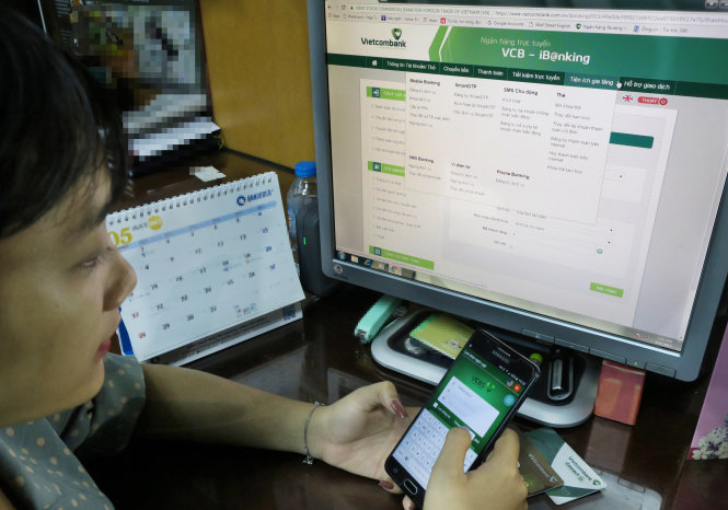 Nhiều khách hàng cho rằng các quy định của Vietcombank đang đẩy trách nhiệm cho người dùng khi giao dịch online - Ảnh: T.T.D.