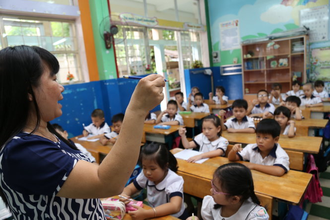 Nhiều ý kiến góp ý chương trình lớp 1 chỉ nên dạy những điều căn cơ nhất cho học sinh như viết, nói đúng tiếng Việt, thông thạo bốn phép tính. Trong ảnh: một tiết học của học sinh lớp 1/3 Trường tiểu học Trần Bình Trọng, Q.5 (TP.HCM) - Ảnh: Như Hùng