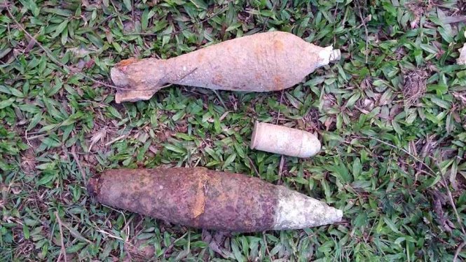 Hai quả đạn cối và 1 quả đạn M79 vừa tìm thấy tại khu vực này - Ảnh: Minh Tuệ