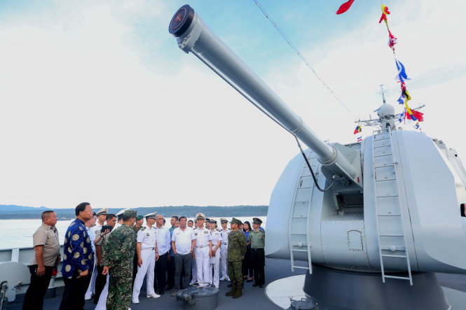 Tổng thống Philippines Rodrigo Duterte ở trên một tàu chiến Trung Quốc cập cảng tại Davao những ngày qua - Ảnh: Malacanang/Diplomat
