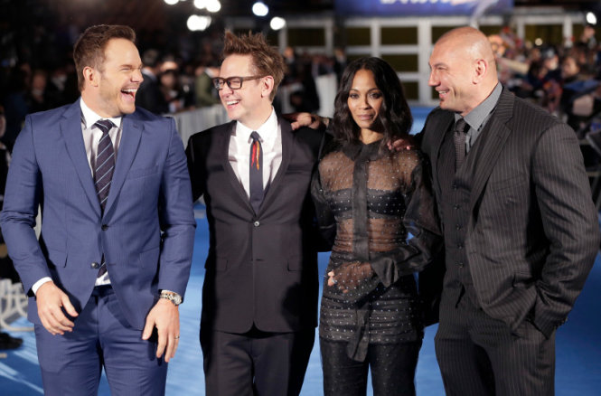 James Gunn (thứ hai từ trái qua) và các diễn viên của Vệ binh dải ngân hà 2 - Ảnh: CGV