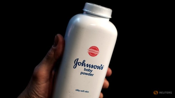 Một chai phấn rôm Baby Powder của Johnson - Ảnh: Reuters