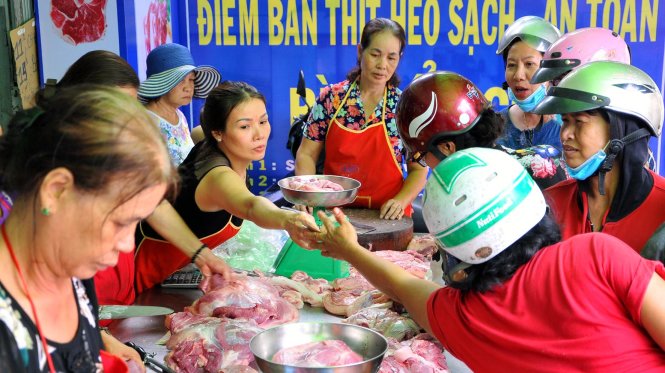 Các quầy bán thịt heo sạch do các ngành chức năng của Đồng Nai tổ chức để giải cứu ngành chăn nuôi heo trên địa bàn - Ảnh: A Lộc