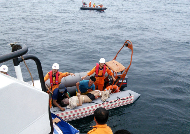 Lực lượng tìm kiếm cứu nạn chuyển thi thể ngư dân Nguyễn Văn Được lên tàu SAR 411 - Ảnh: Vietnam MRCC