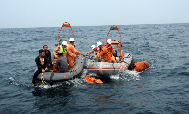 Lực lượng cứu hộ tìm kiếm 2 ngư dân của tàu HP 09364 TS bị mất tích - Ảnh: Vietnam MRCC